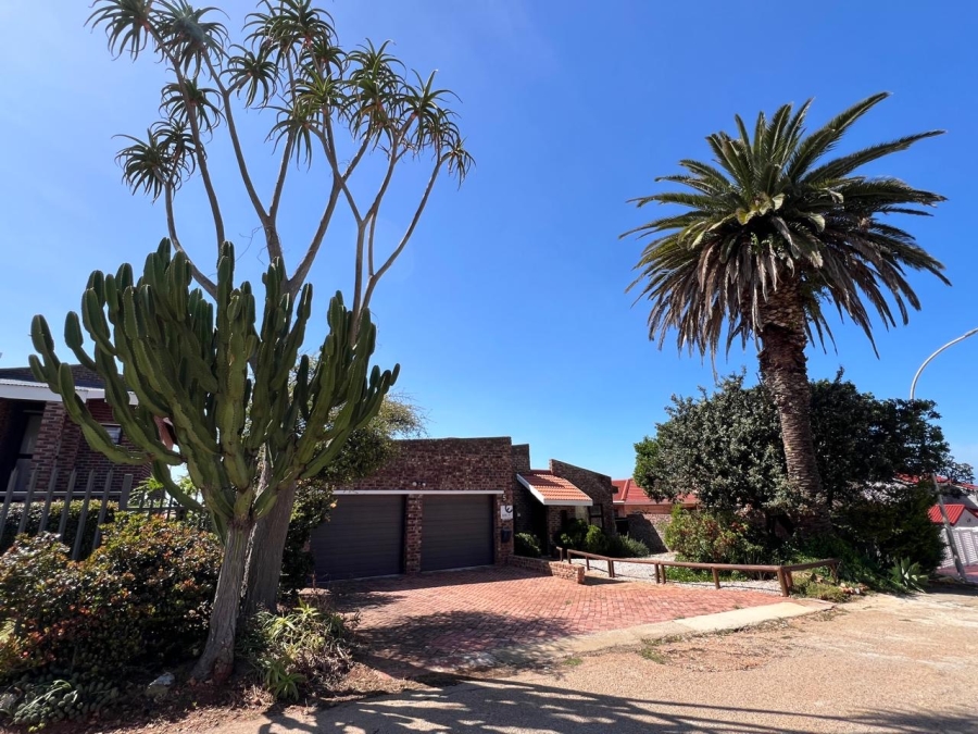 4 Bedroom Property for Sale in Wavecrest Eastern Cape